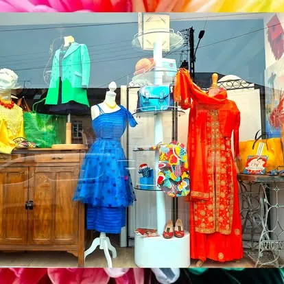 Vitrine colorée de Fait et Affaire : robes vintage et pièces de marque en boutique à Noailles